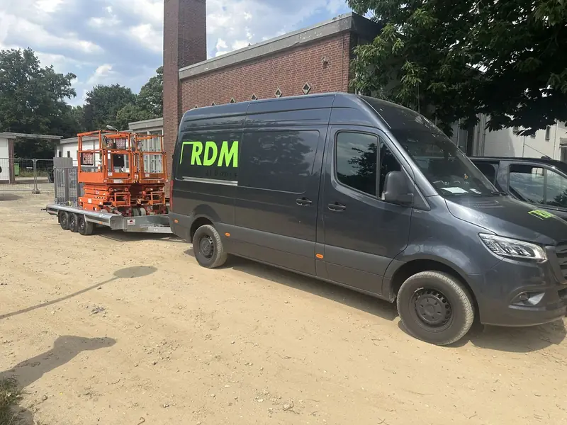 2 monteurs, 2 hoogwerkers, 1 bus – foto 1