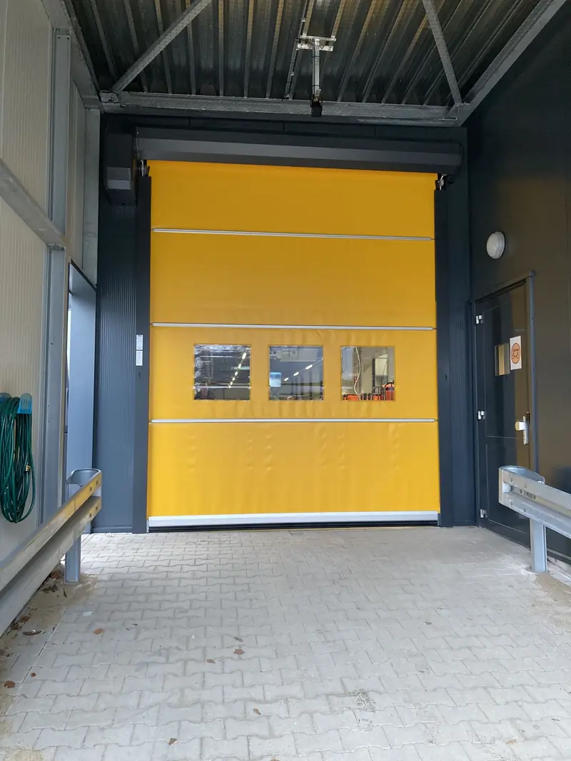 Montage aan de binnenzijde van de gevel